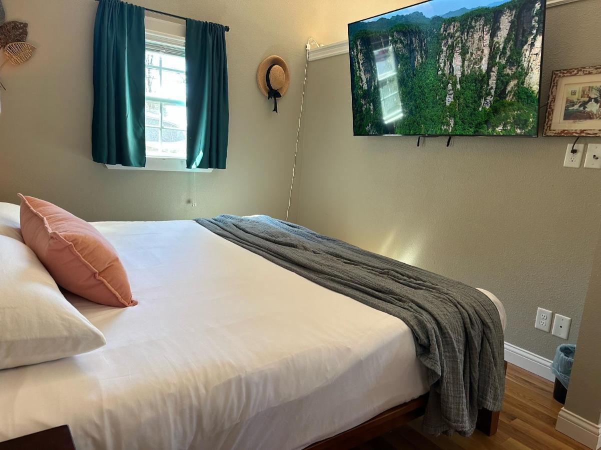 Luxury Smart Bungalow ファイエットビル エクステリア 写真
